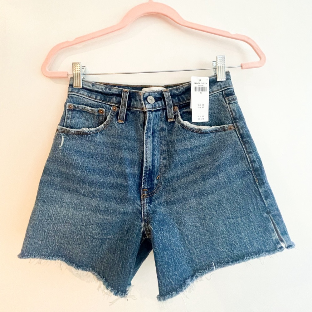 Abercrombie and Fitch New With Tags The 4” Mom Short High Rise Size 24 | 00